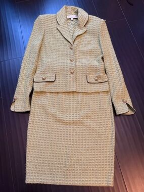 St. John collection green w black textured Knit Jacket and skirt suit set size 4